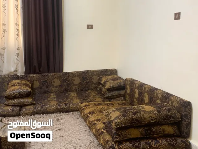 جلسة أرضية عربية فخمة جداً (صوف) مع طاولتها للبيع بسعر منافس وقابل للتفاوض