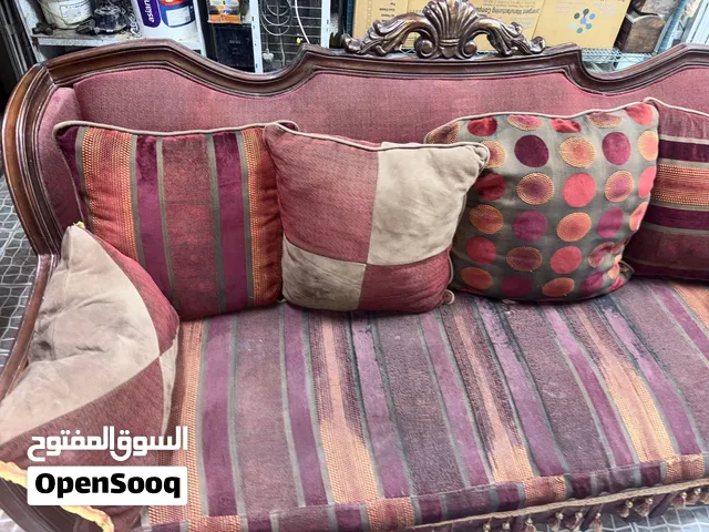 طقم كنبات   لغرفه المعيشه (الصاله) لون برغندي مطرز  قابل للتفاوض