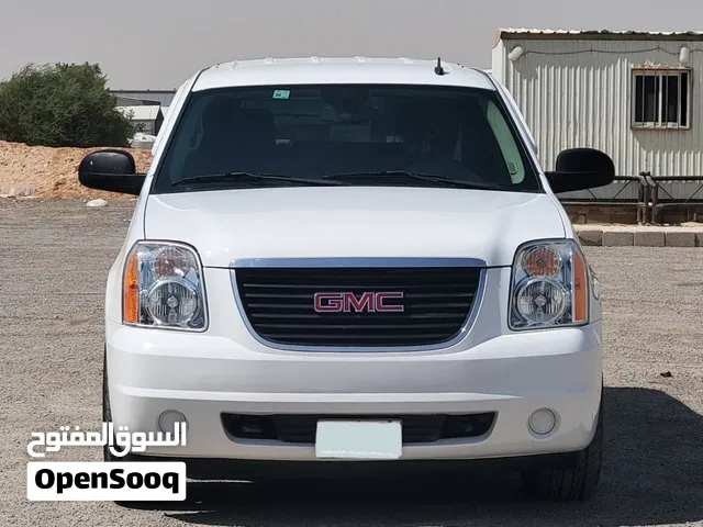جي إم سي يوكن 2009 لون أبيض للبيع