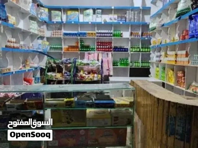 بقالة فتحة واحدة للبيع جوار مدرسة ومنطقة مزدحمة بالسكان