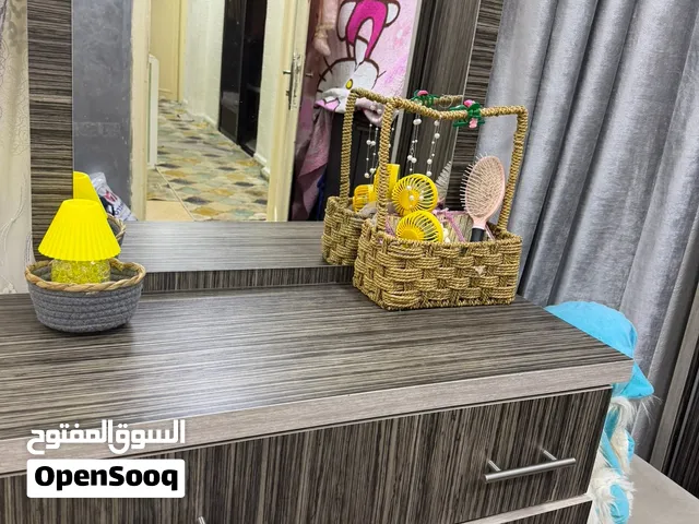 تخت مفرد وفرشه بحاله الجديده وتواليت بحاله الممتاز للبيع