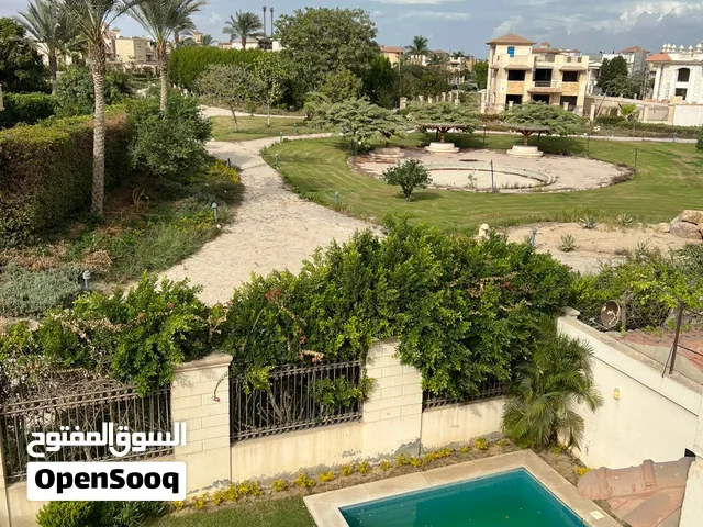 بدون وسطاء فيلا للايجار مفروش ومكيف 5 غرف نوم بكمبوند رويال ستى امام هايبر الشيخ زايد 3000ج/يومى