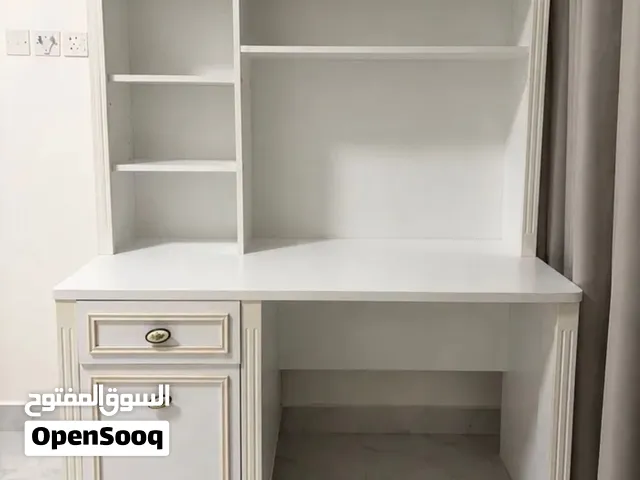 مكتب دراسة أبيض مع مكتبة ورفوف – تصميم كلاسيكي أنيق