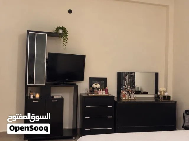 شقه من 3 طوابق مكونة من 3 غرف ودار معيشه وحمام الاوراق موجوده السعر قابل لنقاش سعر حواله او كاش عادي