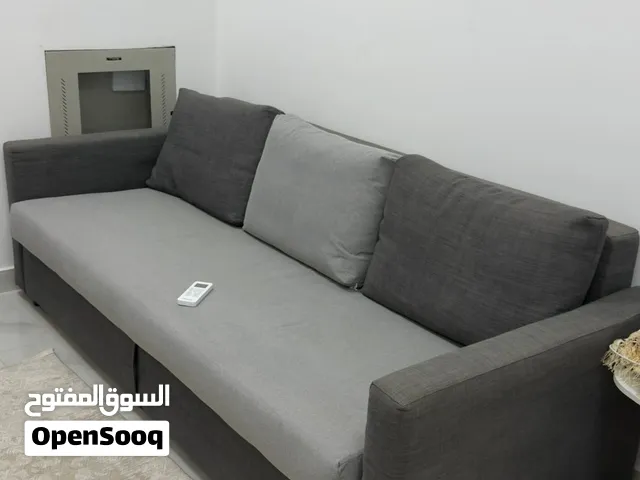 كنبه تتحول إلى سرير بحجم واسع ونظيفة