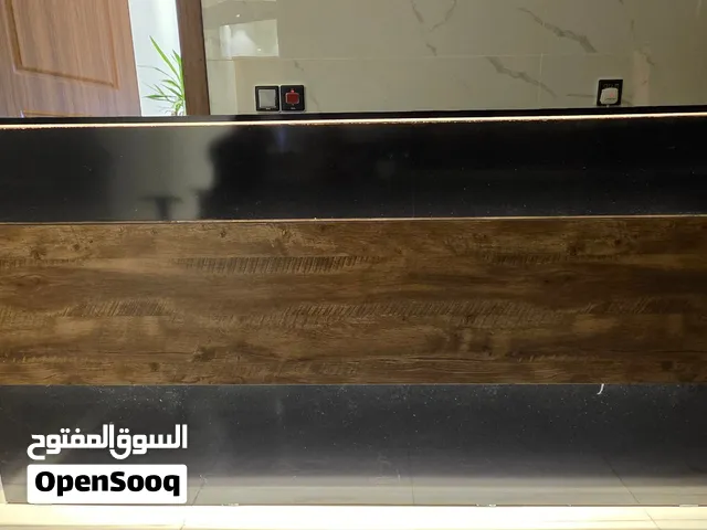 ميز كاشير عدد ثنين شغل عراقي درجة اوله مو من اذني الجاهز ينفعن مال كاشير او دراسة او شغل حاسبة