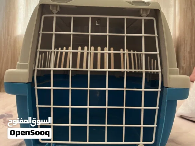 Medium plastic pet carrier / travel crate - good condition