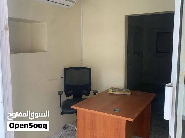 للايجار محل تجاري في قرية القدم مناسب جدا لمكتب او اي اعمال تجاري