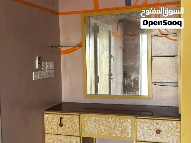 للبيع تقسيم حلاق نظيف مع كامل اغراضه  و اموره طيبه