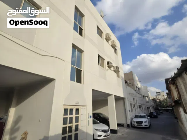 للبيع بناية استثمارية في المحرق زاوية على شارع المطار