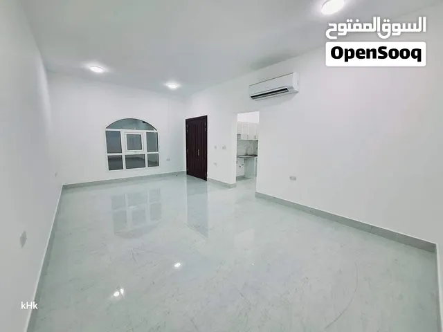 للإيجار شقه في اماره ابوظبي منطقه الرياض غرفتين وصاله اول ساكن نظيفه لاتحول اي عربون إلا بعد تشوفها