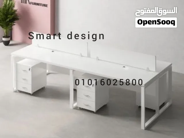 خلية عمل مكتبية مشتركة (Workstation) باللون الأبيض المودرن تتسع لـ 4 أفراد، مزودة بفاصل أوسط ووحدات