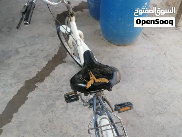 حجمه 20  لون ابيض.. سعر 80  وبي مجال للشراي