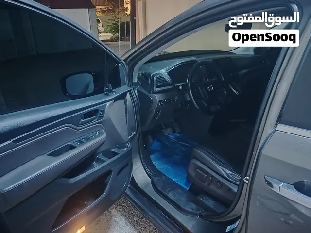 سيارة هوندا اوديسي 2019 موديل Touring رمادي 8 ركاب مع مواصفات خليجية