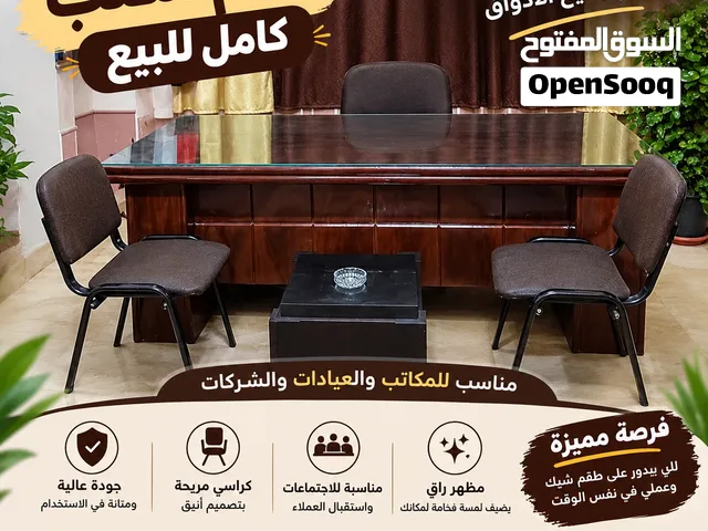 مكتب خشب أنيق وعملي للبيع بحالة جيدة حوالي 3 متر عشب ارو طبيعي