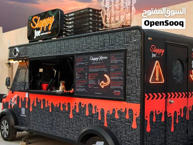 وصف السيارة سيارة فود ترك (Food Truck) بتصميم عصري وجذاب، مخصصة لتقديم
