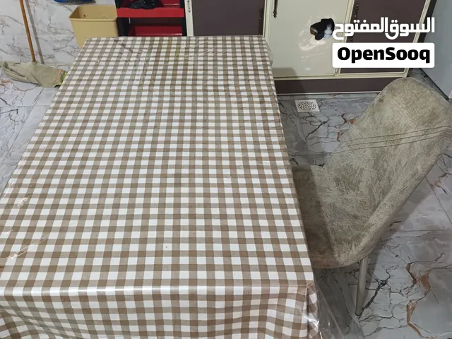 ميز طعام نظيف