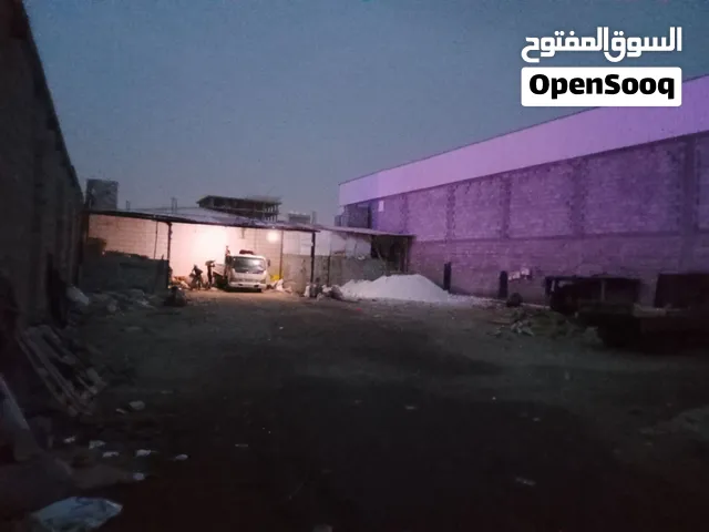 ارضية تجارية للبيع في الدرين معى اربعة محلات جاهزة