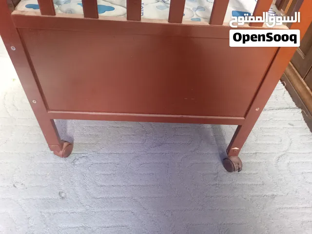 تخت أطفال خشب متين مدهون جديد بالكامل مع فرشة هدية ومجهزة للبيع تخت أطفال خشب بحالة ممتازة جدا