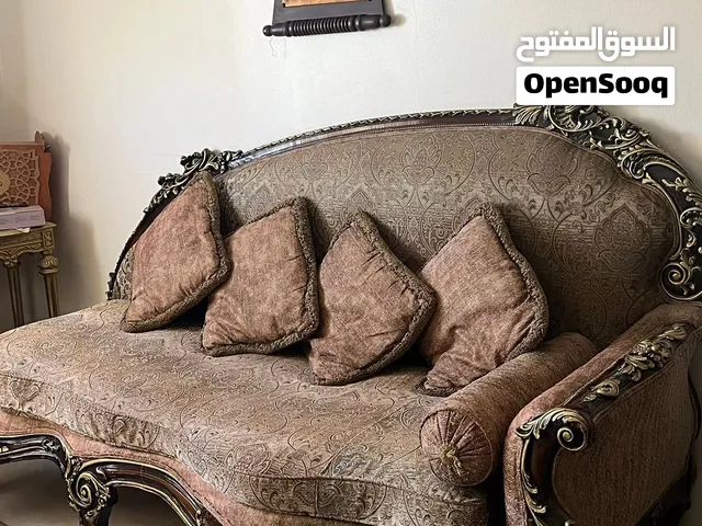 للبيع صالون كلاسيك خشب زان كنبه و اربع كراسي و مخدات