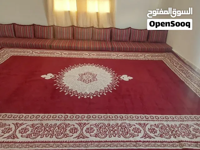 جلسة ارضية وسجاد مستخدم نضيف