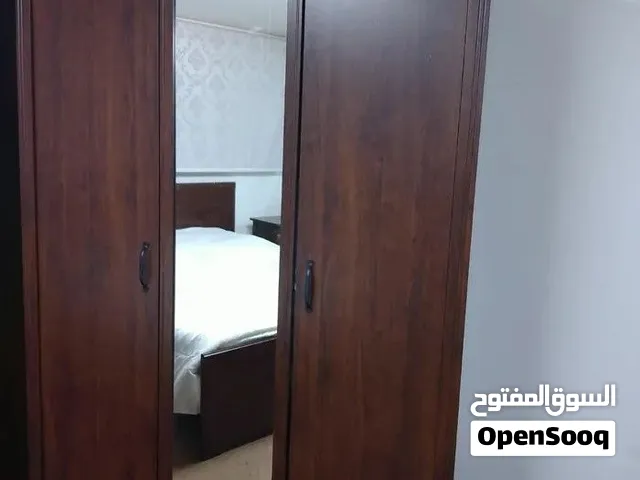 غرفة نوم من ايكيا .خشب سويد .عباره عن تخت مجوز  .وخزانة ملابس .وكومدينه عدد2.وبيرو بثلاث ادراج غميقه