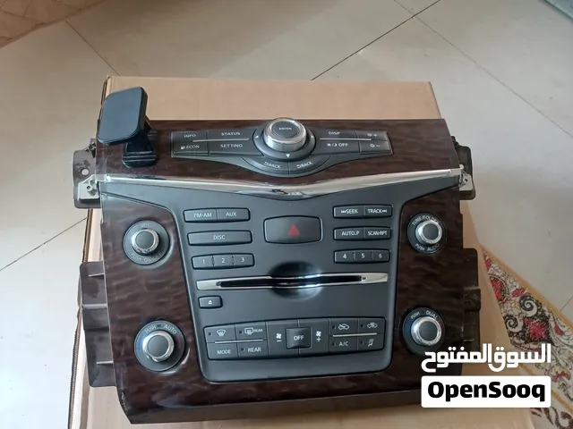 شاشة نيسان بترول بلاتينيوم وكالة مع الديكور لطبلون و المكيف و الكمبيوتر تبع النظام والسيدي