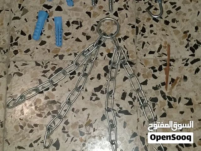 كيس ملاكمة طول متر وعشرين معا قفازات ومسامير وحديدة التعليق وخوابير ومسامير رقم 16 وسلاسل التعليق