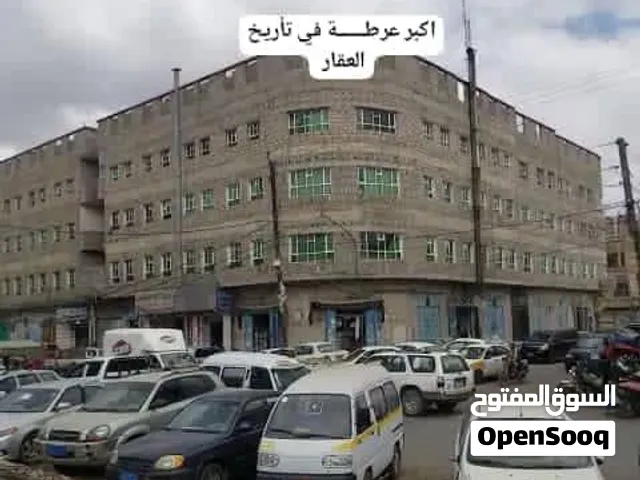 بيت للبيع في صنعاء حزيز بي وسيع وكبير ليس البيت الموجود في الصوره بل الموجود هو فقط عرض