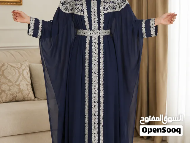 عباية مشكوكة ومطرزة لون كحلي مكونة من قطعتين فستان داخلي وعباية خارجية مطرزة ومشكوكة مع حذاء كعب عال