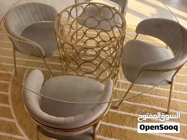 للبيع طاولة طعام مع كراسي