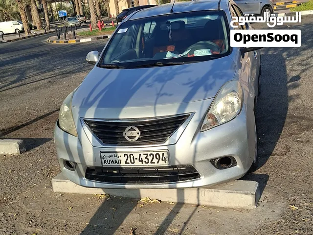 نيسان صني 2012 رمادي مستعمل بحالة جيدة مع أنوار نهارية ودخول بدون مفتاح