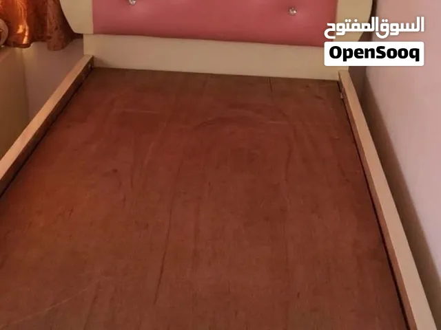 للبيع 4 سرائر و دولاب واحد