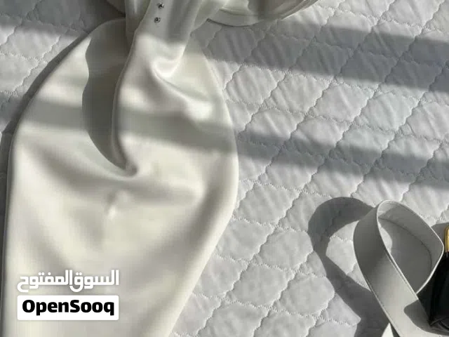 فستان خطوبه او سهره انيق لونه ابيض ملبوس كد ساعتين