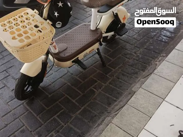 سكوتر للبيع تعالي اي شيء بس الجلسه الي وره مسمار حق سعره عجبني شيء ما بقصر وياك