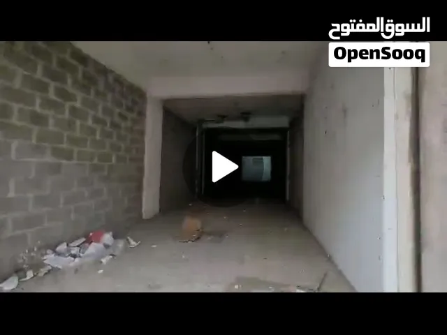 يوجد مخزن كبير جدا عميق طول 40 متر عرض 5 للاايجار بجانب شارع مجاهد
