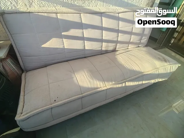 صوفا بيد حجم كبيير وبصندق داخلي وتفتح بسهوله لتصبح تخت سبب البيع الرحيل لبيت جديد وليس لها مكان