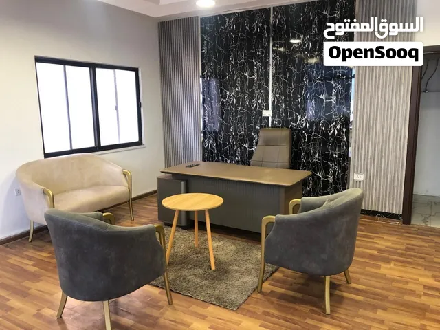 مكتب فاخر باطلالة مميزة مع ديكور وآثاث حديث للإيجار في الجاردنز بالقرب من دوار الواحه