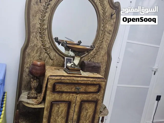 كونسول خشب للبيع بحالة ممتازة