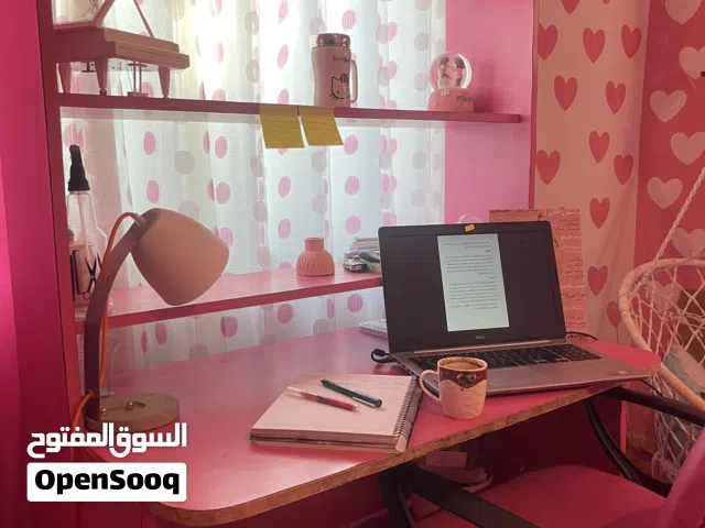 مكتبة خشب لاتيه بحالة ممتازة جدا مع اضاءة  وبسعر مغري جدا