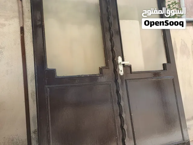 باب خشب ضرفتين مع زجاج للبيع 20 دينار فقط
