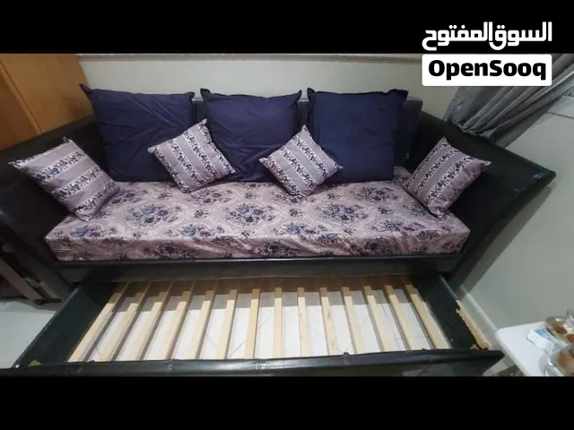 للبيع كنب على شكل سرير