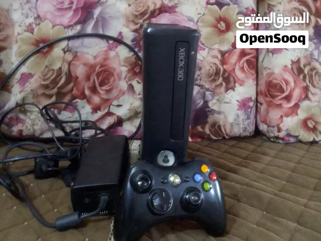 إكس بوكس 360 للبيع، الجهاز شغّال ومجرب وبحالة ممتازة. المواصفات والملحقات: هارد بسعة 350GB محمل بالأ