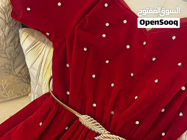فستان سهره باللون الاحمر مخمل منفوش وبه حزام بشكل ورق فري سايز .....................