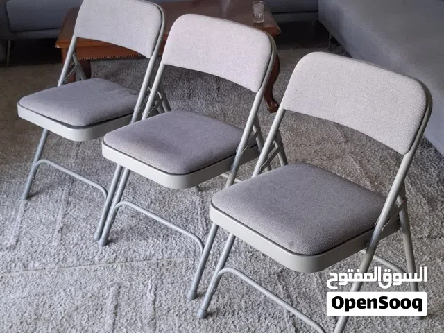3  كراسي قابلة للطي بحالة ممتازة