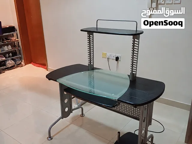 طاولة كمبيوتر مكتبية أنيقة مع رف علوي ومساحة واسعة