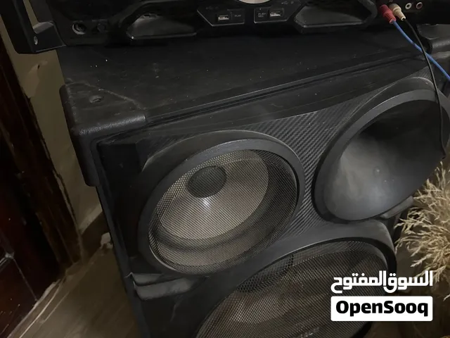 ديجيه وسماعتان ضخم  في الصوت