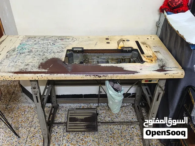 مكينة خياطة وميز للبيع موصل