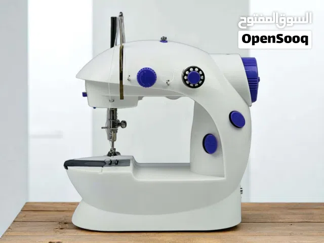 مكينة خياطة وسط