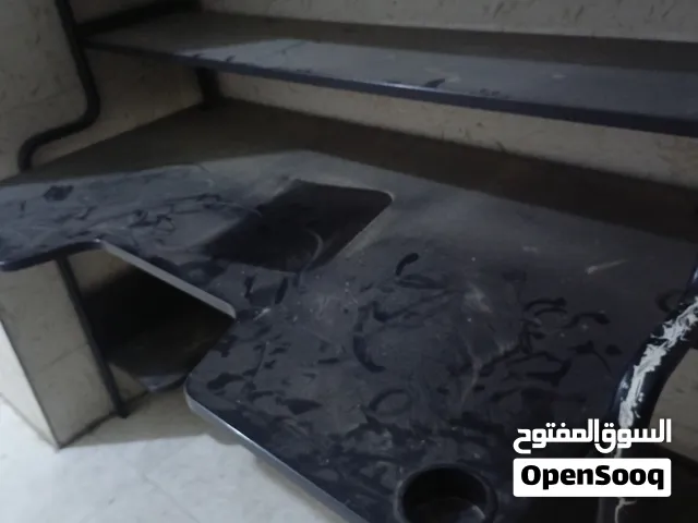 طاوله مكتبيه سوداء للبيع السبب اني اشتريت جدديده وابي ابيع ذي والبييع سمح اللي تجيبه تم